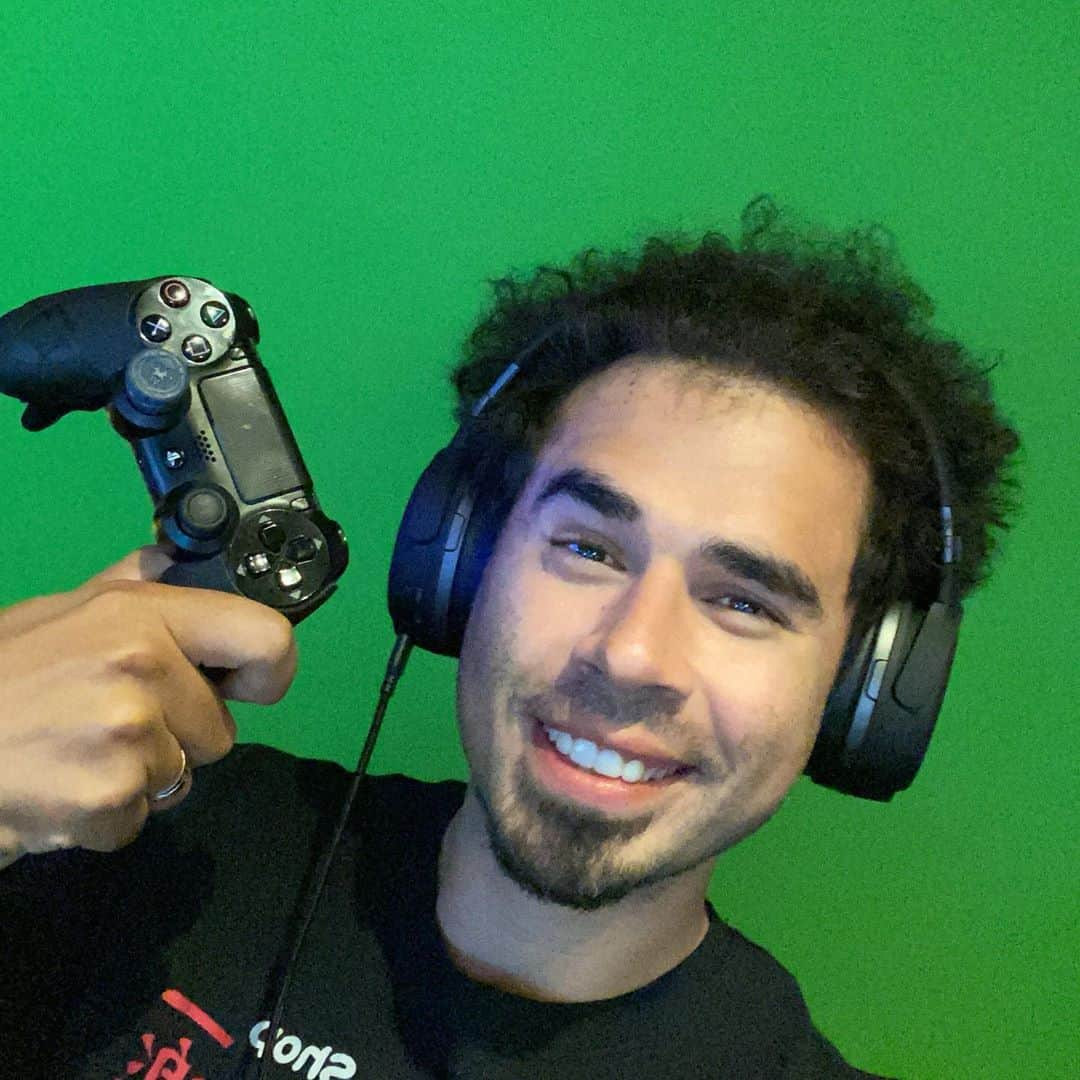 アフロジャックさんのインスタグラム写真 - (アフロジャックInstagram)「new green screen! streaming a lot these days!! #teamwall on @twitch ! #cod #warzone」8月27日 2時18分 - afrojack