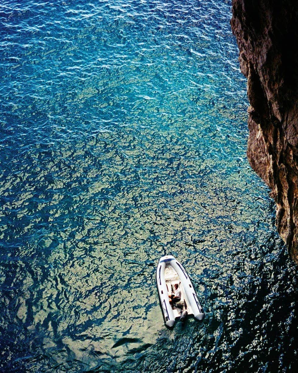 マリオ・テスティーノのインスタグラム：「Working on my book ‘Ciao’ has brought me back so many memories and stories about my time in Italy, some of which I’ve also shared on my profile here. Photography is an amazing way to connect with a place and with its people. I would love to see your photos of Italy and see how you celebrate this amazing country too. I will be following #CiaoMarioTestino for the next couple of weeks and sharing my favourite pictures that you tag on my stories. _ Trabajar en mi libro "Ciao" me trajo de vuelta recuerdos e historias sobre mi tiempo en Italia, algunas que también he compartido por aquí. Creo que la fotografía es una forma increíble de conectar con un lugar y con su gente. Me encantaría ver sus fotos de Italia y cómo celebran también este increíble país. Seguiré el hashtag #CiaoMarioTestino durante las próximas dos semanas y compartiré mis fotos favoritas vía stories.   #CiaoMarioTestino #Italia」