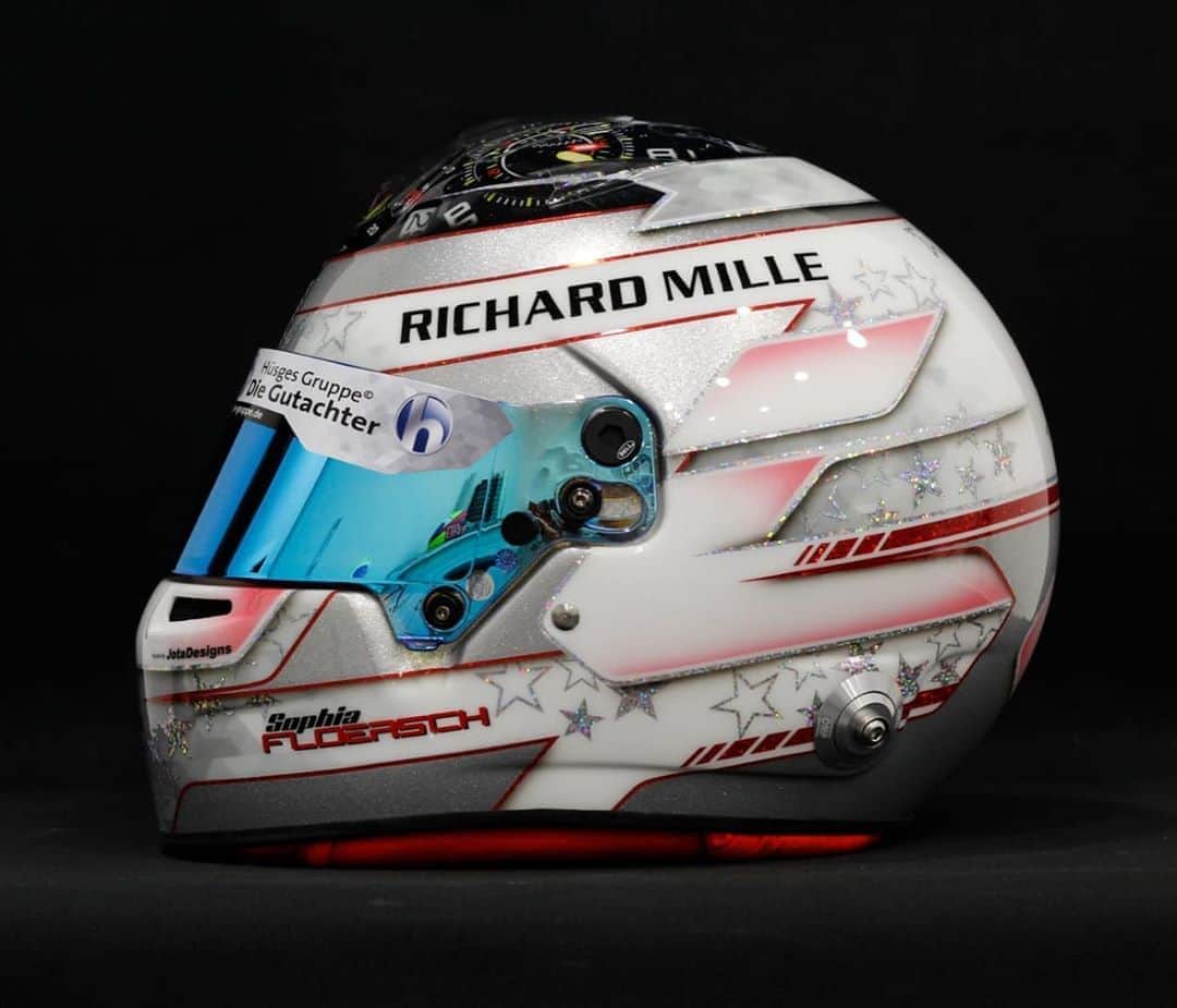 のインスタグラム：「HERE IT IS 🔥 My 2020 @elms_official & @24heuresdumans helmet with @richardmille Racing 🏁 I am so obsessed with the design! What an amazing work again by @jotadesigns !!! ❤️ The watch on top with one side in red and one side in silver is something I’ve never seen before 👏🏽 They made the painting even better than I thought it can be! What do you guys think? 🔥🔥 #sophia #sophia99 #elms #changeagent #racegirl #racing #motorsport #richardmille #lemans #helmet #jotadesigns #bell」