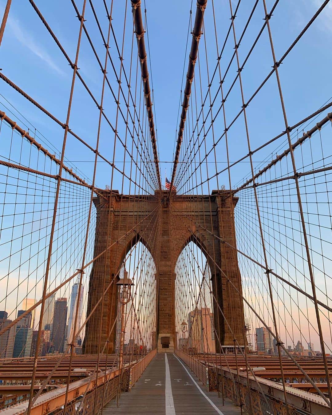 The Peninsula New Yorkのインスタグラム：「New York‘s iconic Brooklyn Bridge, designed by John Augustus Roebling, is a classic part of the New York skyline. This masterpiece took 14 years to build and was completed in 1883. The bridge connects the city’s oldest neighborhood, the Financial District to historic Brooklyn Heights . . . . . #NewYorkCity #NewYork #BrooklynBridge #nycarchitecture #nyc #summer」
