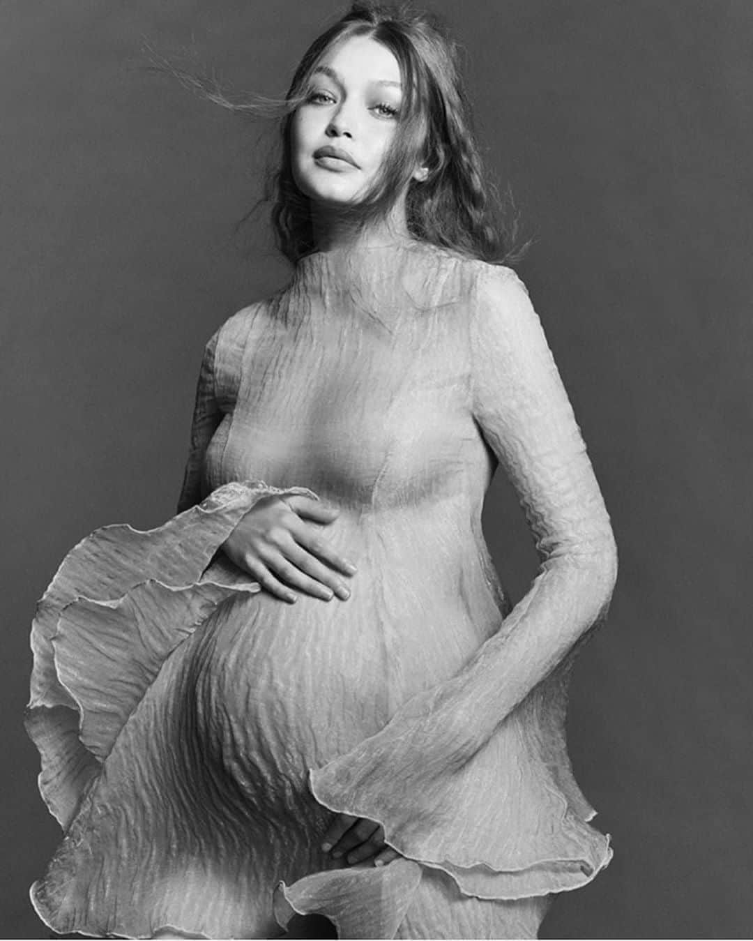 WHO WHAT WEARさんのインスタグラム写真 - (WHO WHAT WEARInstagram)「Mama Gi. 🤍 @gigihadid debuted her baby bump today in the most supermodel way possible—a stunning maternity shoot that's undeniably ethereal. Tap the link in bio to see more. photo: @luigiandiango」8月27日 2時45分 - whowhatwear