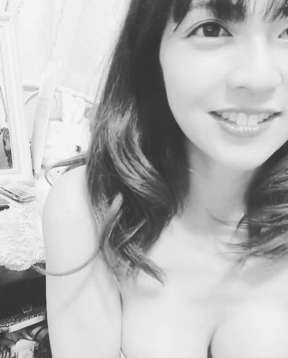 茜結のインスタグラム：「YouTubeアップしました💗  茜結チャンネル　  チャンネル登録お願いします  https://youtu.be/JGIeoit2l9I  #女優  #賞味期限は食べ頃ですグラドル #ミニマム #グラビアアイドル #大人可愛い #maturemodel #urecco #Bitter #グランプリ  #グラビア #1ミリでもいいなと思ったらRT  #フォローしてね #女優 #グラビアアイドル #フォロワー増やしたい #酒呑童子 #日本史 #歴史 #歴史好きな人と繋がりたい #教育動画 #youtuber #youtube」