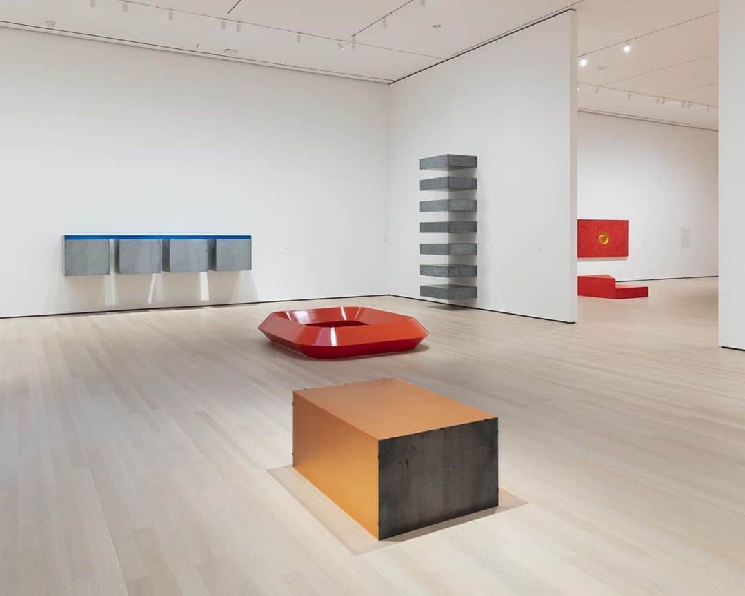 のインスタグラム：「#DonaldJudd: In a recent video from the Museum of Modern Art's "Virtual Views" series, exhibition curator Ann Temkin introduces the 2020 retrospective "Judd." Temkin discusses the installation process and how the artist’s revolutionary approach has widened our understanding of sculpture for generations to come. The exhibition reopens at New York's MoMA tomorrow, August 27, with free access through September 27.   An untitled plywood work by Judd from 1980—the largest single plywood construction he ever made—is also on view at Gagosian, West 21st Street, New York, by appointment only. Follow the link in our bio to schedule a visit, or to watch the video.  __________ #MoMA #Gagosian @juddfoundation @themuseumofmodernart Installation views, "Judd," March 1, 2020–January 9, 2021, Museum of Modern Art, New York. Artwork © 2020 Judd Foundation/Artists Rights Society (ARS), New York」