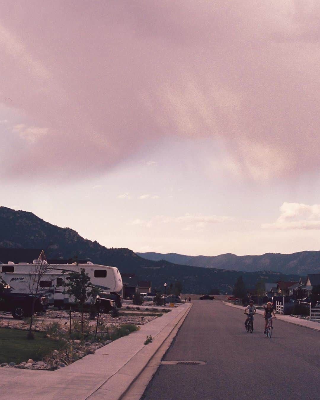 Robert Bingamanのインスタグラム：「We watched E.T. that night.  . . . . . #portra400 #film #shootfilmmag #shootfilm #35mm #ifyouleave #espritmag #nowherediary」