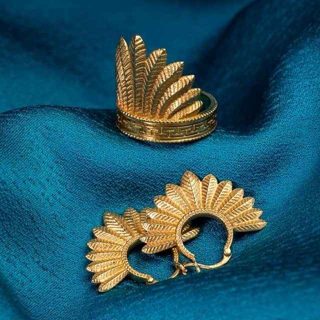 ジェイドジャガーのインスタグラム：「Feather ring and hoops from our new zapotec collection in 18k yellow gold⠀⠀⠀⠀⠀⠀⠀⠀⠀ ⠀⠀⠀⠀⠀⠀⠀⠀⠀ For details email the team at sales@jadejagger.com」