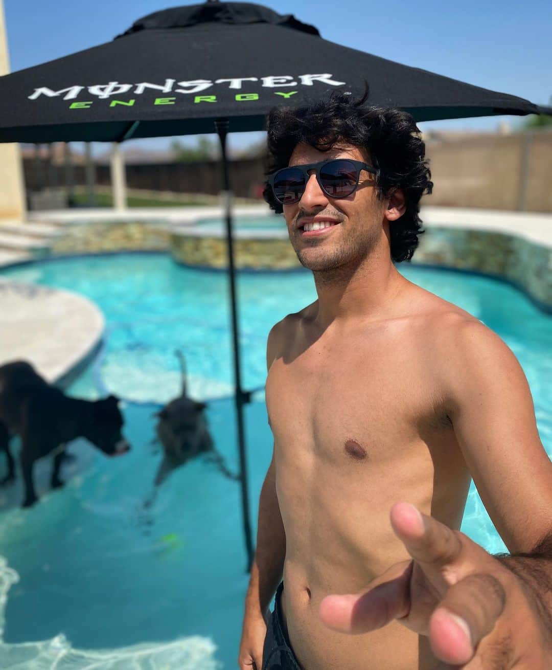 ケビン・ホーフラーさんのインスタグラム写真 - (ケビン・ホーフラーInstagram)「New Umbrella 😍 #SummerTime New 🕶 #Evoke」8月27日 3時23分 - kelvinhoefler