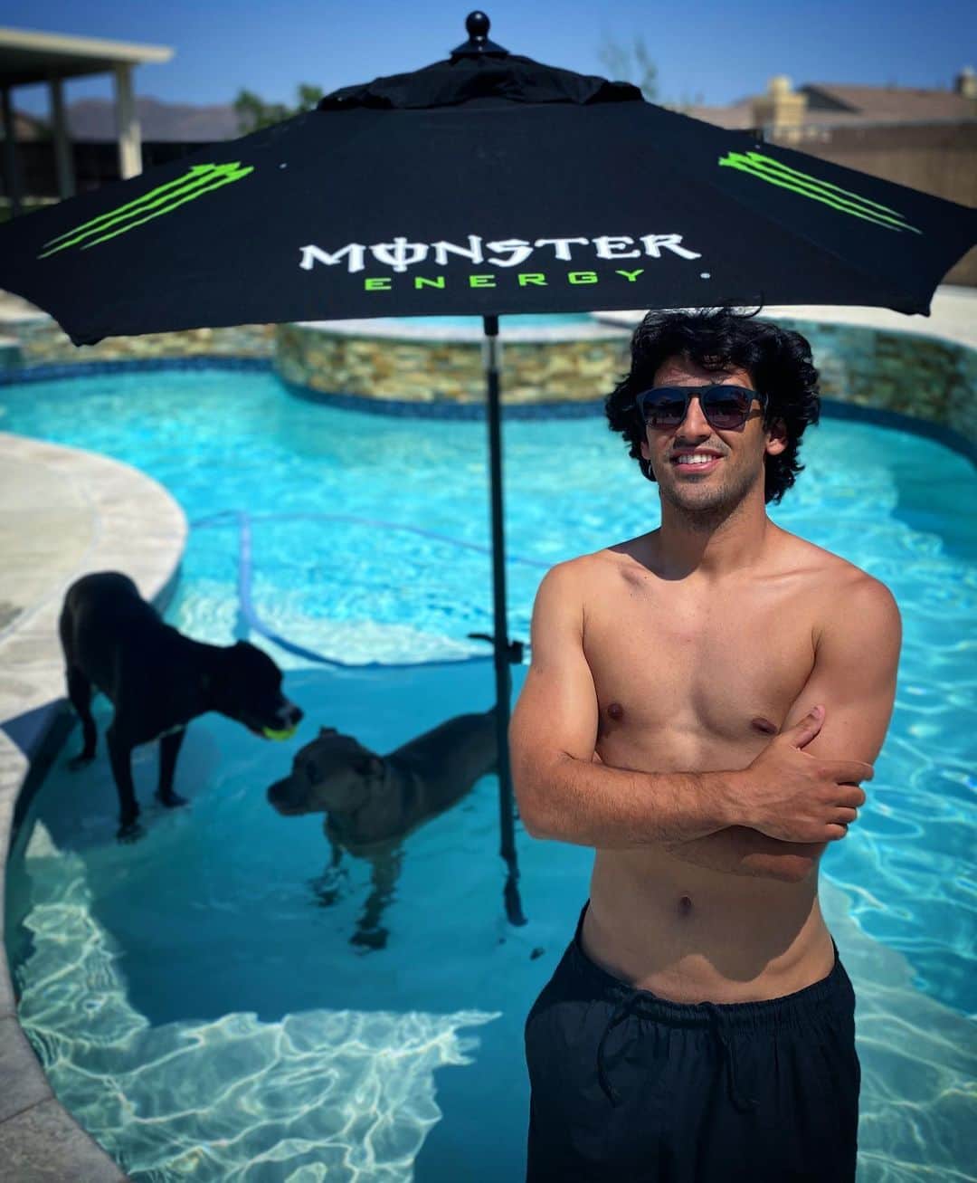 ケビン・ホーフラーのインスタグラム：「New Umbrella 😍 #SummerTime New 🕶 #Evoke」