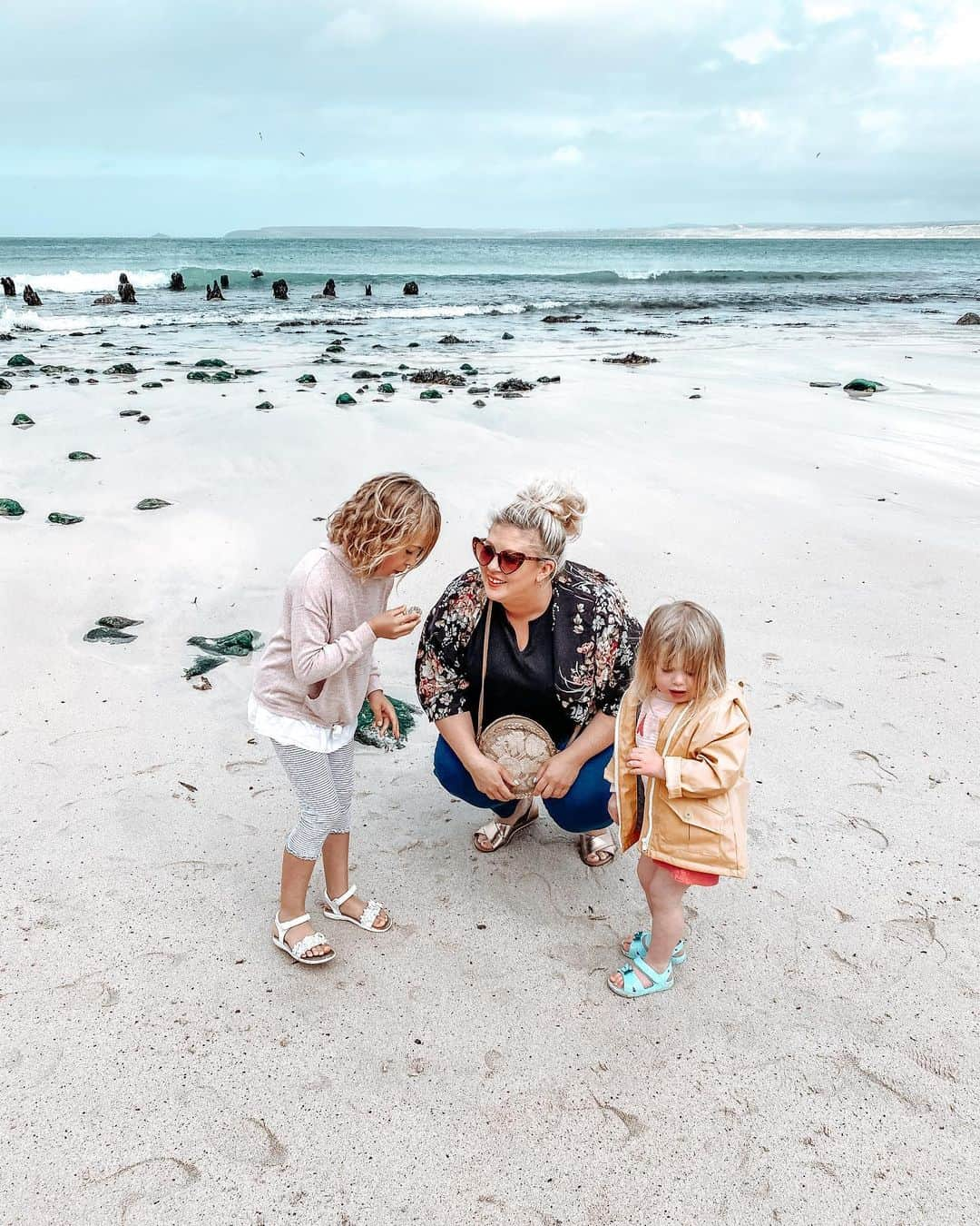 ルイーズ・ペントランドさんのインスタグラム写真 - (ルイーズ・ペントランドInstagram)「🐚Did you collect shells when you were little? I used to be obsessed! Had shell boxes, shell jewellery, a selection of tiny animal ornaments made of shells haha 😆 . We’ve been loving the sea air and the sand between our toes. Weather 🌧 hasn’t always been on our side (next week’s vlog is a total wash out!!😆🌪) but we’re glad of the little moments in this photo set 🧡 . Anyone else having a very #Britishholiday this year or have you braved it abroad?✈️🏖🎠 . Ps- Pearlie’s coat is Darcy’s old @zara one and I’m so glad we’re at the passing things down phase! 👌🏻🌈 #stives」8月27日 3時24分 - louisepentland