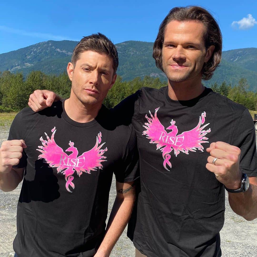 ジャレッド・パダレッキのインスタグラム：「Standing with our girl @samsmithgrams.  Please consider purchasing this tee and supporting her fight (along with so many others) against breast cancer. We love you! #RISE  #ForSam   Link in my bio.」