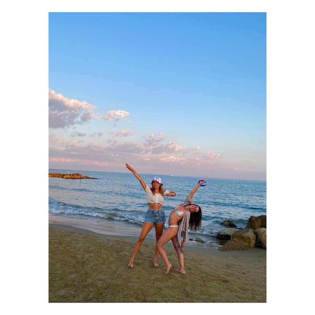 ヴァレンティーナ・マルケイのインスタグラム：「Glimps of summer: Circeo 🏝🌊👙  Alla fine, il tutto, si riduce ad una sola domanda...  a chi pensate mentre guardate il tramonto? 🌅   La mia estate a colori 🌈   P.s. Chiaramente « ricevere » non è il mio forte😅🤷🏻‍♀️ (vedi foto 7) #giocatricedifootballDOMANI #ritentolaprossimaestate  @nausicaadellorto sei la vera MVP della mia estate. TVB♥️」