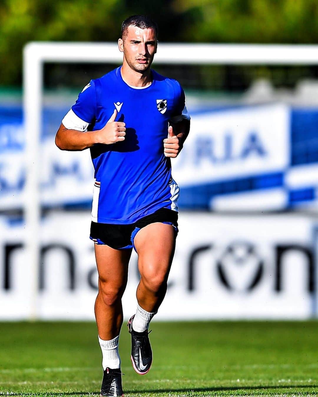フェデリコ・ボナッツォーリのインスタグラム：「Finalmente siamo tornati! 🦍💙💪🏻」