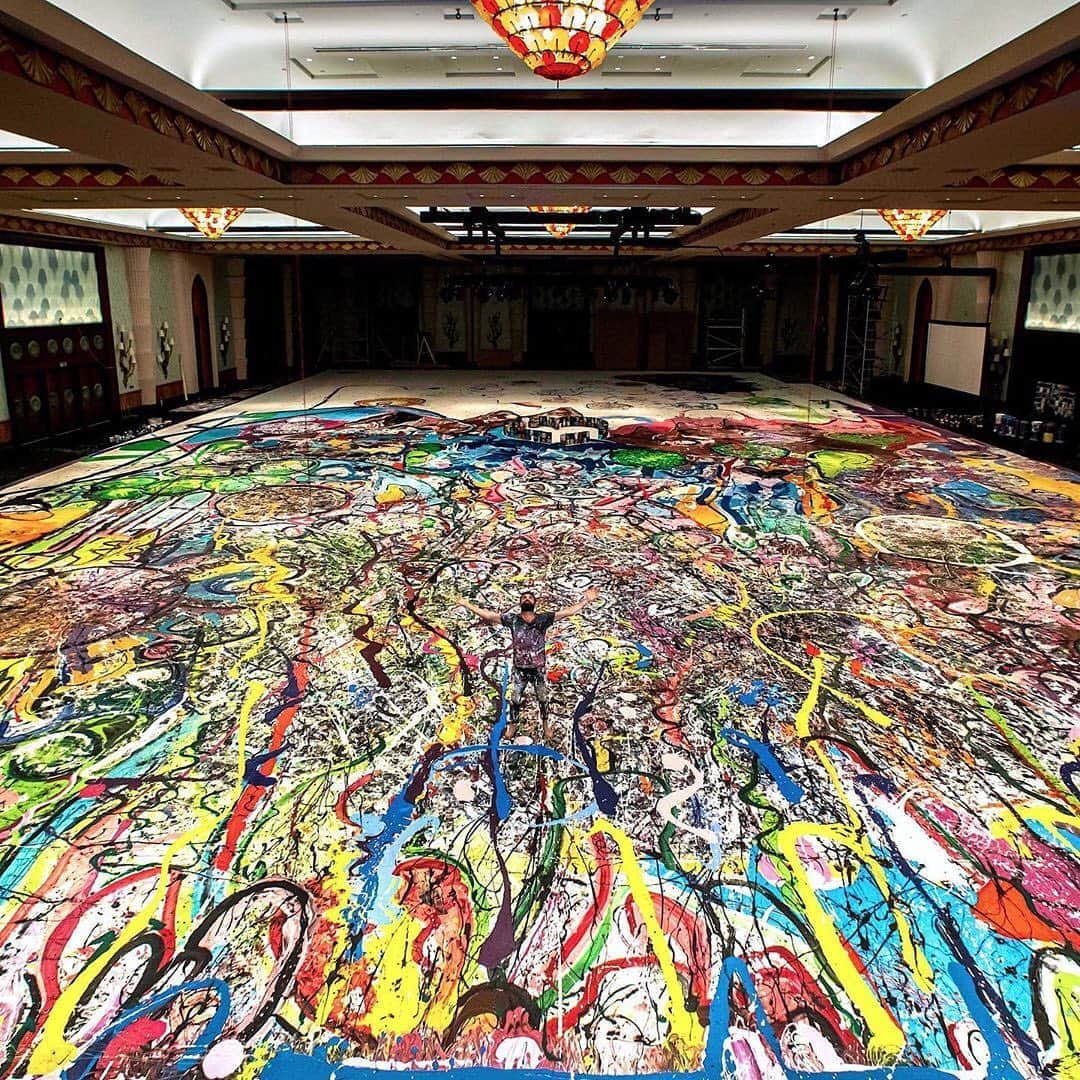 HYPEBEASTさんのインスタグラム写真 - (HYPEBEASTInstagram)「@hypebeastart: British artist @sachajafri is set to complete the world’s largest canvas painting in Dubai. Titled ‘The Journey of Humanity,’ the artwork spans 1,800 square meters and is bigger than two football fields combined. Created over a period of 20 weeks, the sprawling piece will be sold to promote “global digital equality” with the proceeds to benefit the charity initiative Humanity Inspired led by Unicef, Unesco and the UAE-based philanthropic organization Dubai Cares. ⁠Link in our bio to learn more. ⁠⠀ Photo: Courtesy @danaholdings」8月27日 3時41分 - hypebeast