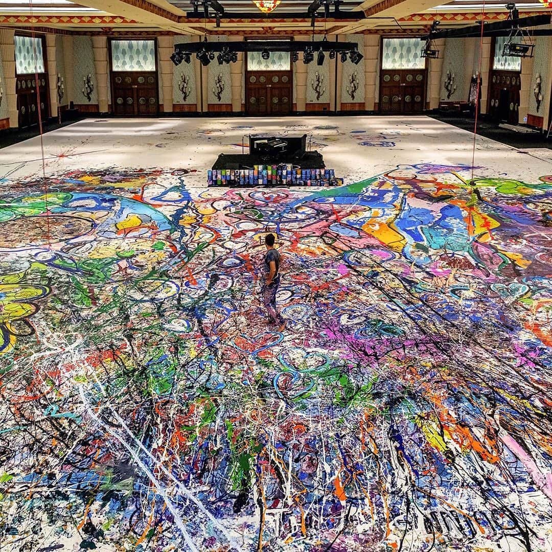 HYPEBEASTさんのインスタグラム写真 - (HYPEBEASTInstagram)「@hypebeastart: British artist @sachajafri is set to complete the world’s largest canvas painting in Dubai. Titled ‘The Journey of Humanity,’ the artwork spans 1,800 square meters and is bigger than two football fields combined. Created over a period of 20 weeks, the sprawling piece will be sold to promote “global digital equality” with the proceeds to benefit the charity initiative Humanity Inspired led by Unicef, Unesco and the UAE-based philanthropic organization Dubai Cares. ⁠Link in our bio to learn more. ⁠⠀ Photo: Courtesy @danaholdings」8月27日 3時41分 - hypebeast