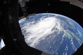 Primer Impactoさんのインスタグラム写真 - (Primer ImpactoInstagram)「❗️Así se ve el #huracán #Laura desde el espacio.  El fenómeno meteorológico ya se transformó en un huracán de categoría 4.  #Texas y #Louisiana se preparan para marejadas catastróficas.  Mira en el link de nuestra biografía el minuto a minuto de la trayectoria.  📸: Chris Cassidy / NASA.」8月27日 3時52分 - primerimpacto