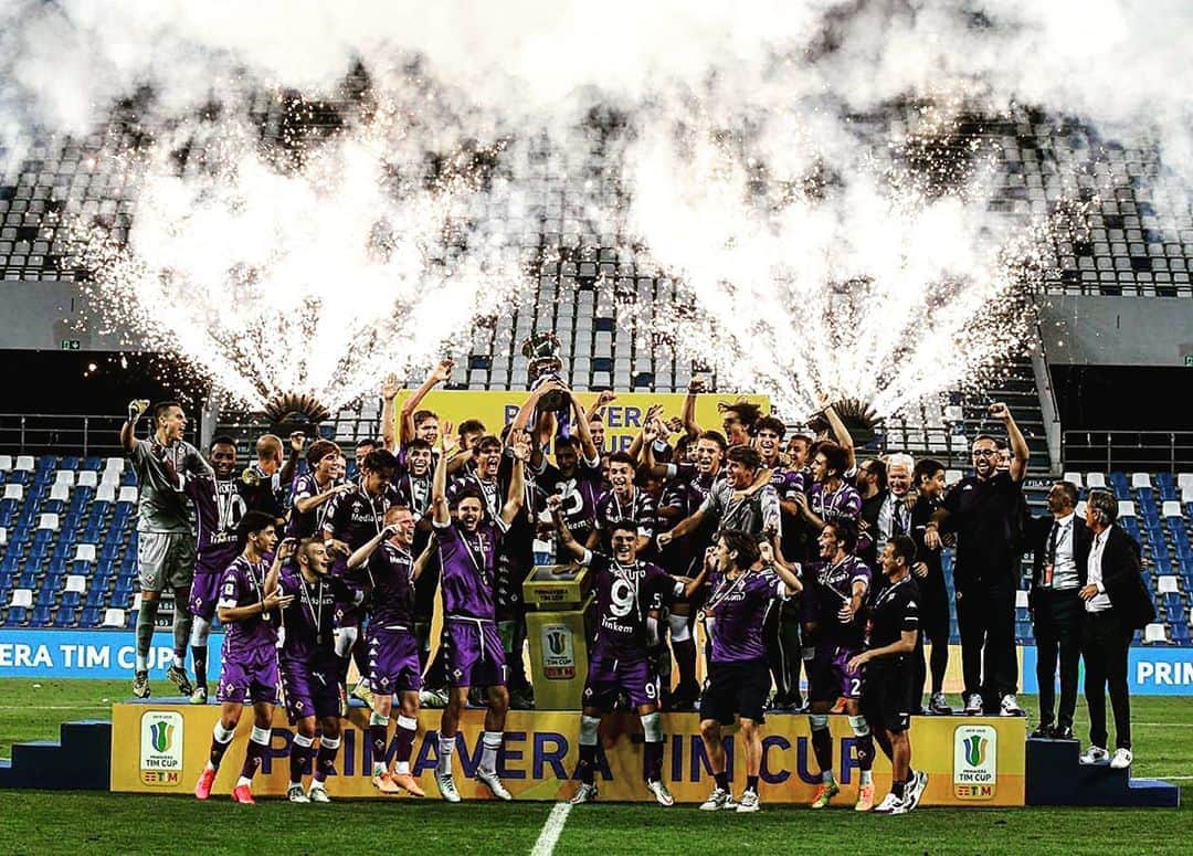 ACFフィオレンティーナさんのインスタグラム写真 - (ACFフィオレンティーナInstagram)「È NOSTRA 🏆  THAT feeling! ✌️  #ForzaViola 💜 #Fiorentina #PrimaveraTimCup #CoppaItaliaPrimavera」8月27日 3時45分 - acffiorentina