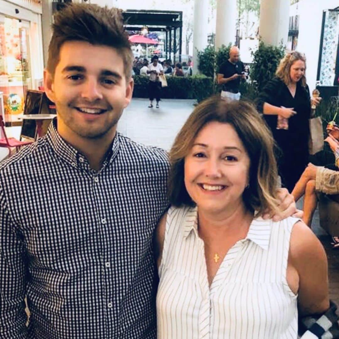 ジャック・グリフォーのインスタグラム：「It’s my moms birthday !! I love you so much my fantastic wonderful beautiful mama !! 💝🌻🌞💥 also this is not what my hair looks like now..This was a different, dark time in my life 😔🤡」