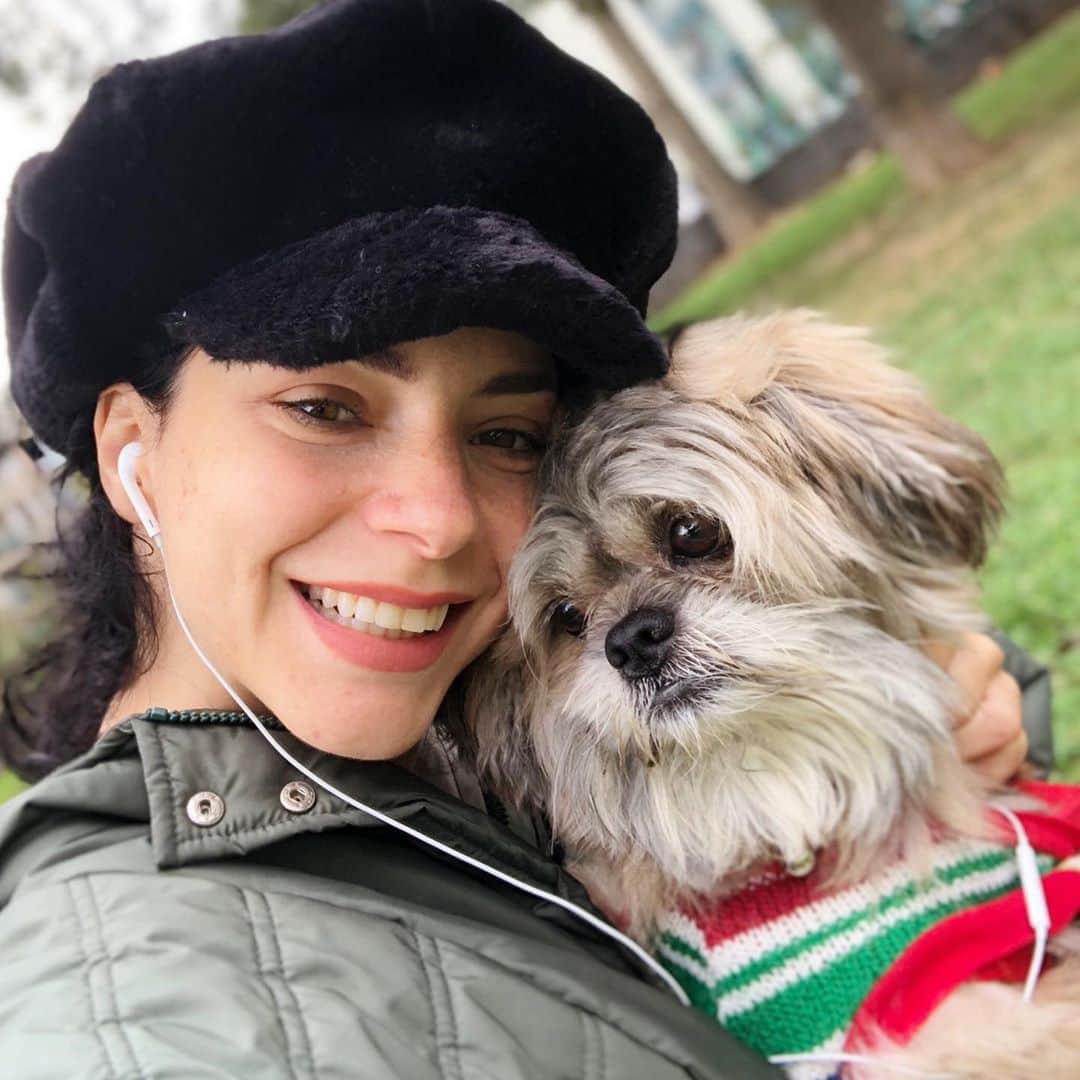 Merve Boluğurのインスタグラム：「Hayatımdaki en büyük şükrümsün çiko💗hep iyiki geldin diyorum..dünyadaki salt sevginin en güzel örneği köpekler,hepsinin gününü kutlarım..dışarda gördüğümüzde onları sevelim,mamalarını eksik etmeyelim☺️」