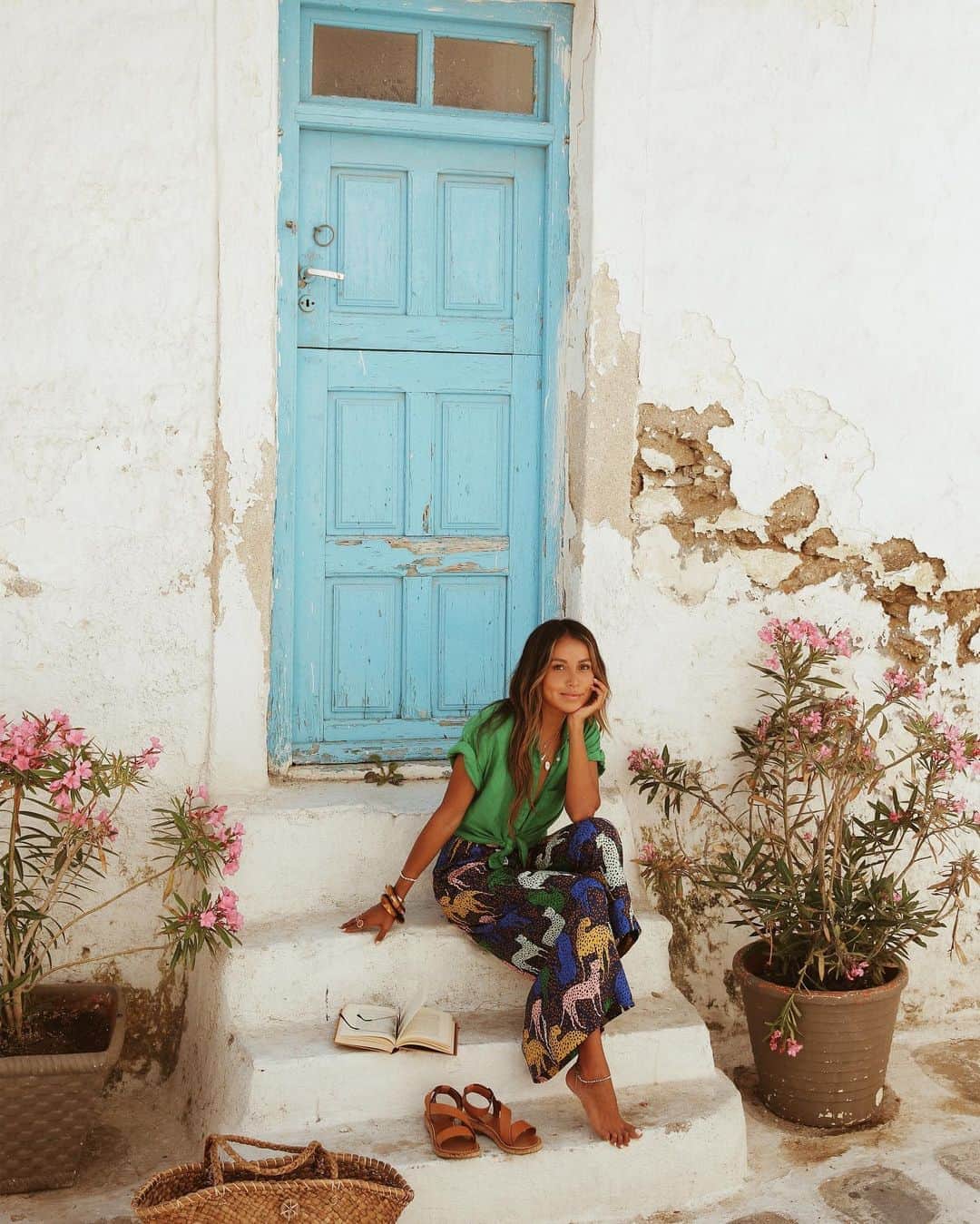 ジュリー・サリニャーナのインスタグラム：「I miss traveling sm. 😭」