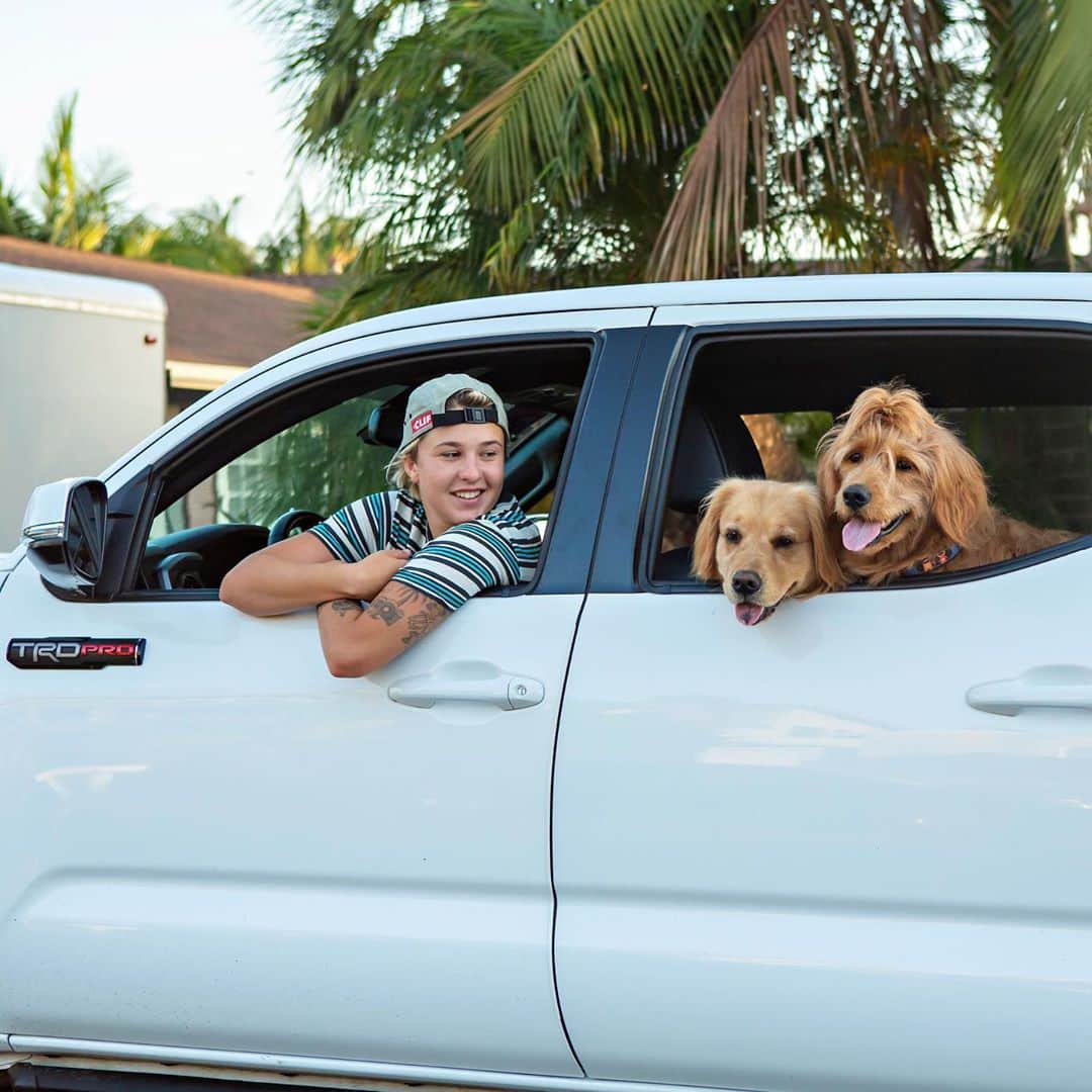 ジョーディン・バラットのインスタグラム：「happy national pup day! 🥰 @teamtoyota photo/ @joannebarratt_photo」