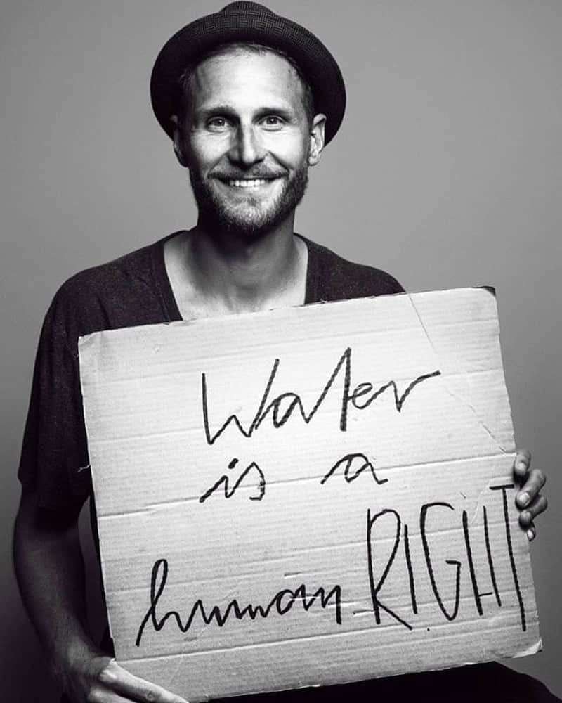 ベネディクト・ヘーヴェデスのインスタグラム：「Anzeige weil #waterisahumanright. Wasser für alle & Alle für Wasser - aktuell ist der Zugang zu sauberen Trinkwasser essentieller als je zuvor, denn Wasser ist Leben und Gesundheit! Auch Organisationen wie @vivaconagua sind durch die aktuelle Situation betroffen und ihre Arbeit für weltweite Wasserprojekte ist schwieriger denn je. Daher freue ich mich, meine Stimme für dieses Statement zu nutzen!  Tatsächlich kann jeder von uns Teil der Viva con Agua-Family sein und sauberes Trinkwasser unterstützen: Als Fördermitglied geht das schon ab 5€ im Monat! Einfach auf www.waterisahumanright.de gehen, in wenigen Schritten Mitglied werden und ganz einfach Menschen weltweit unterstützen.」