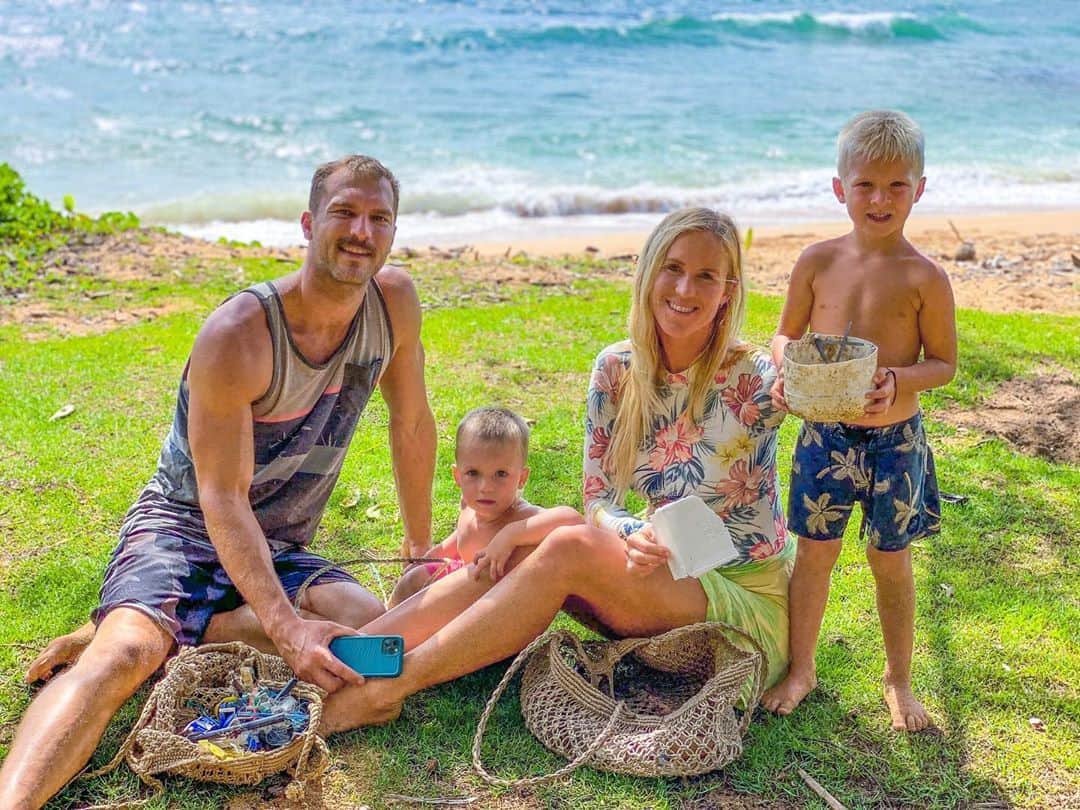 Bethany Hamiltonのインスタグラム：「Keeping the oceans clean so we can continue doing what we love! #AD Remember, pick up after yourself and leave nature cleaner than when you found it!  Let's all do our part to make an impact for the next generation. Thanks to @LifeProof for helping prevent plastic from entering the ocean and giving collected plastics new lives in their new WĀKE phone cases. @LifeProof will also donate $1 from each purchase to a water-conscious nonprofit of your choice, who are working to heal our ocean, waterways and water supplies. See the full list on their website! #LifeProofWAKE #ShowUsYourProof #LifeProofGivesBack」