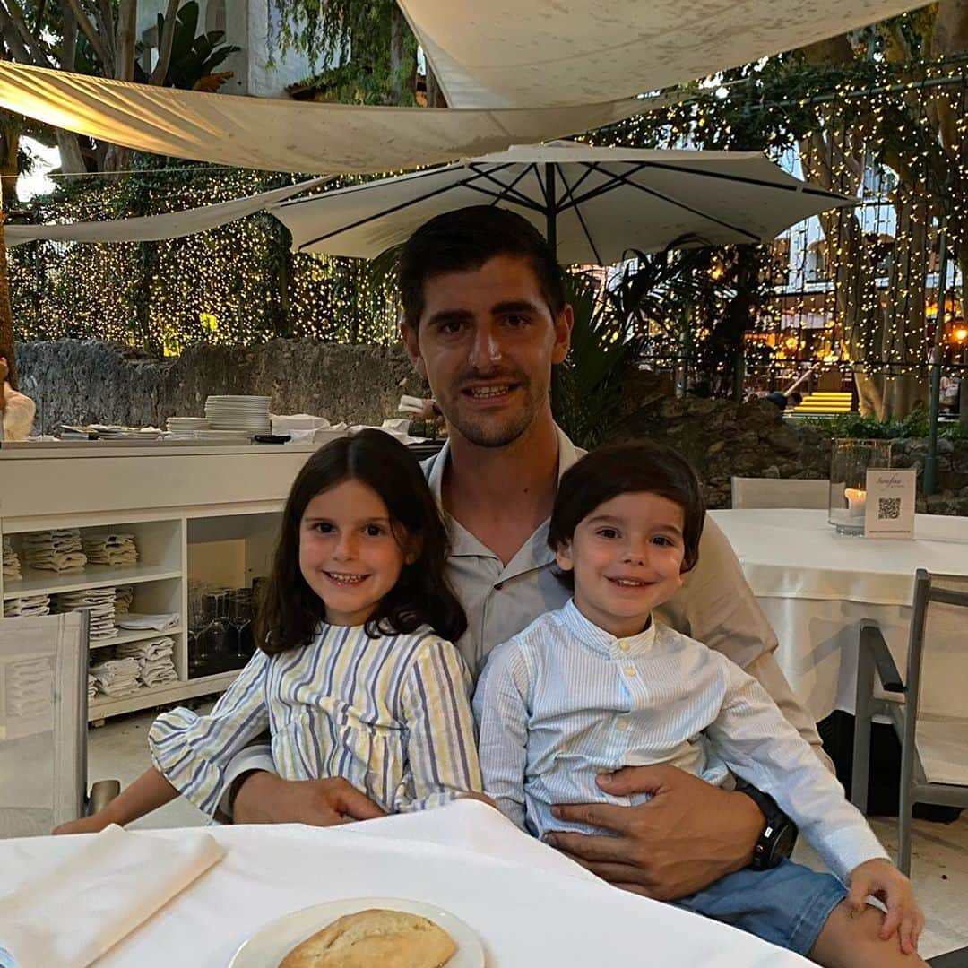 ティボ・クルトゥワのインスタグラム：「Dinner time! 🍝 👨‍👧‍👦❤️」