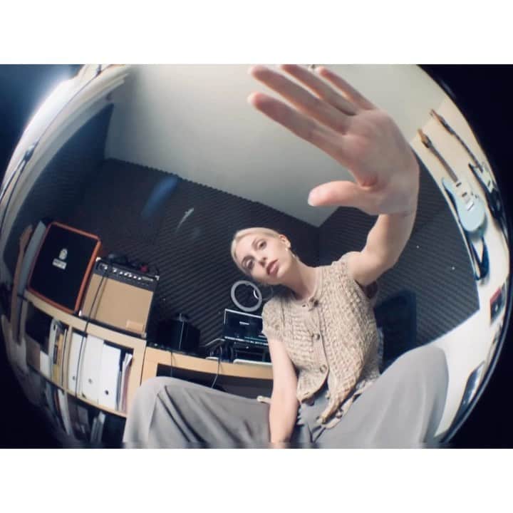 リアンヌのインスタグラム：「Import 🪐 Export Welcome to my world 仕事部屋」