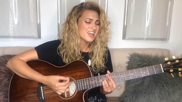 トーライ・ケリーのインスタグラム：「‘unbothered’ acoustic video now live on my @youtube channel✨🕊💫」