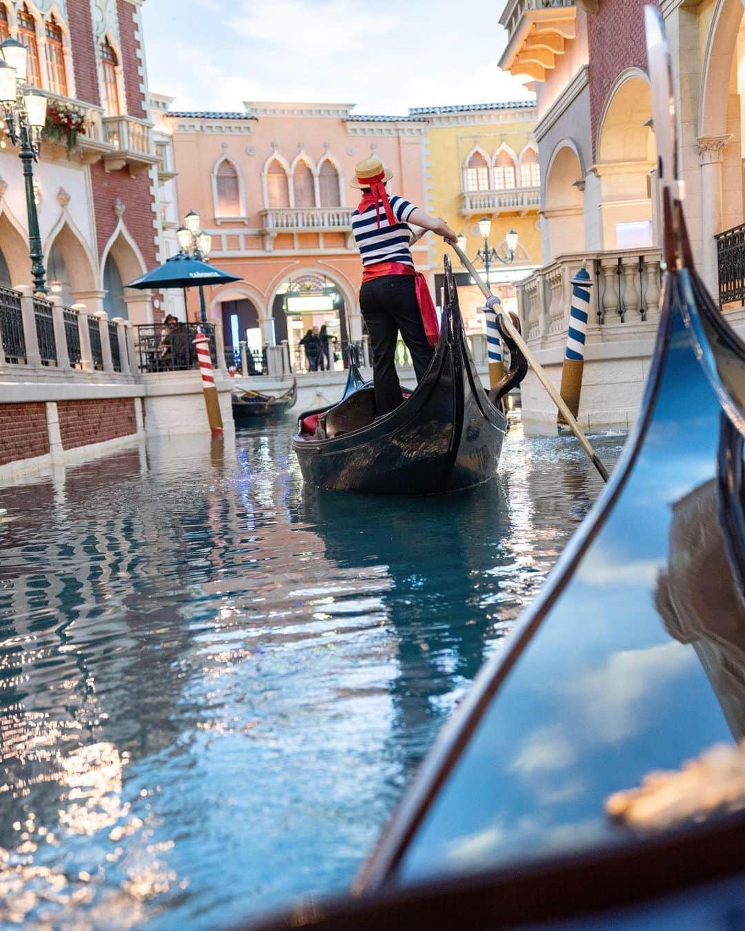 The Venetian Las Vegasさんのインスタグラム写真 - (The Venetian Las VegasInstagram)「Window shopping is best done by boat. Start your wishlist with a gondola ride inside the @grandcanalshoppes. #vegas #shopping #gondolas」8月27日 4時08分 - venetianvegas