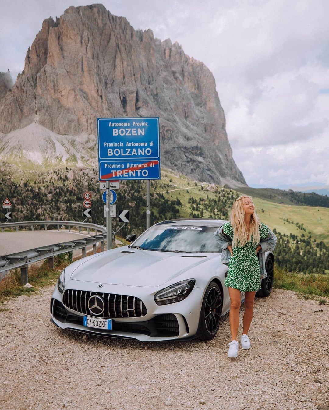 アギーさんのインスタグラム写真 - (アギーInstagram)「Road trip in the Dolomites 🏔 never been on a road trip in a sports car but it’s been actually quite fun! 😉 more on stories! 📷: @jacob #dolomites #roadtrip #goodtobeback」8月27日 4時12分 - aggie