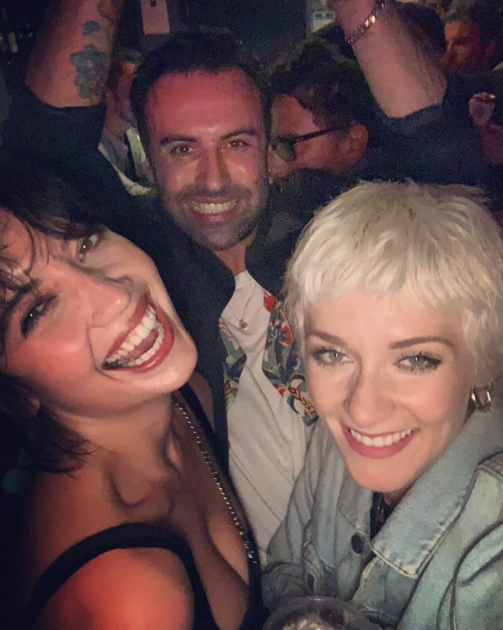 デイジー・ロウのインスタグラム：「How was this nearly a year ago??? I miss sweaty nights out at @supergrasshq gigs with my best friends jumping around like happy jelly beans @portiaportiaaaa @petekooks」