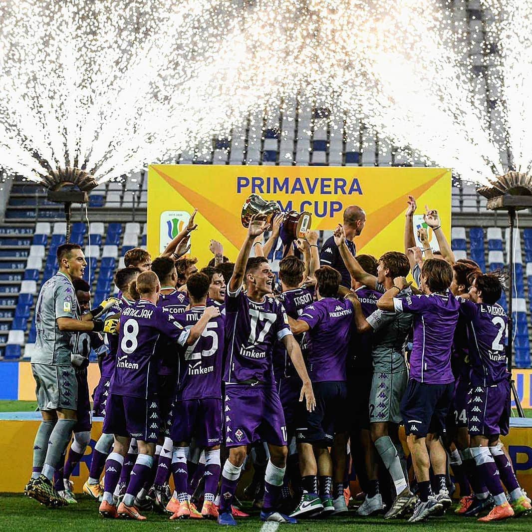 ACFフィオレンティーナさんのインスタグラム写真 - (ACFフィオレンティーナInstagram)「Winning feeling 🤩🏆  #ForzaViola 💜 #Fiorentina #PrimaveraTimCup #CoppaItaliaPrimavera」8月27日 4時23分 - acffiorentina