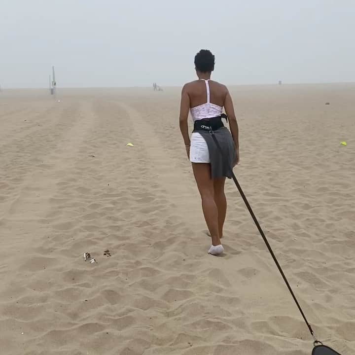 のインスタグラム：「No excuses. 6:30 am workouts everyday... This is a great leg & core workout. Dragging a 20 pound sand bag 10 times.  #workouts #stayfit #noexcuses #workthatbody #body #shape #fitness #fitnessmotivation #nicolemurphy #feelgood」
