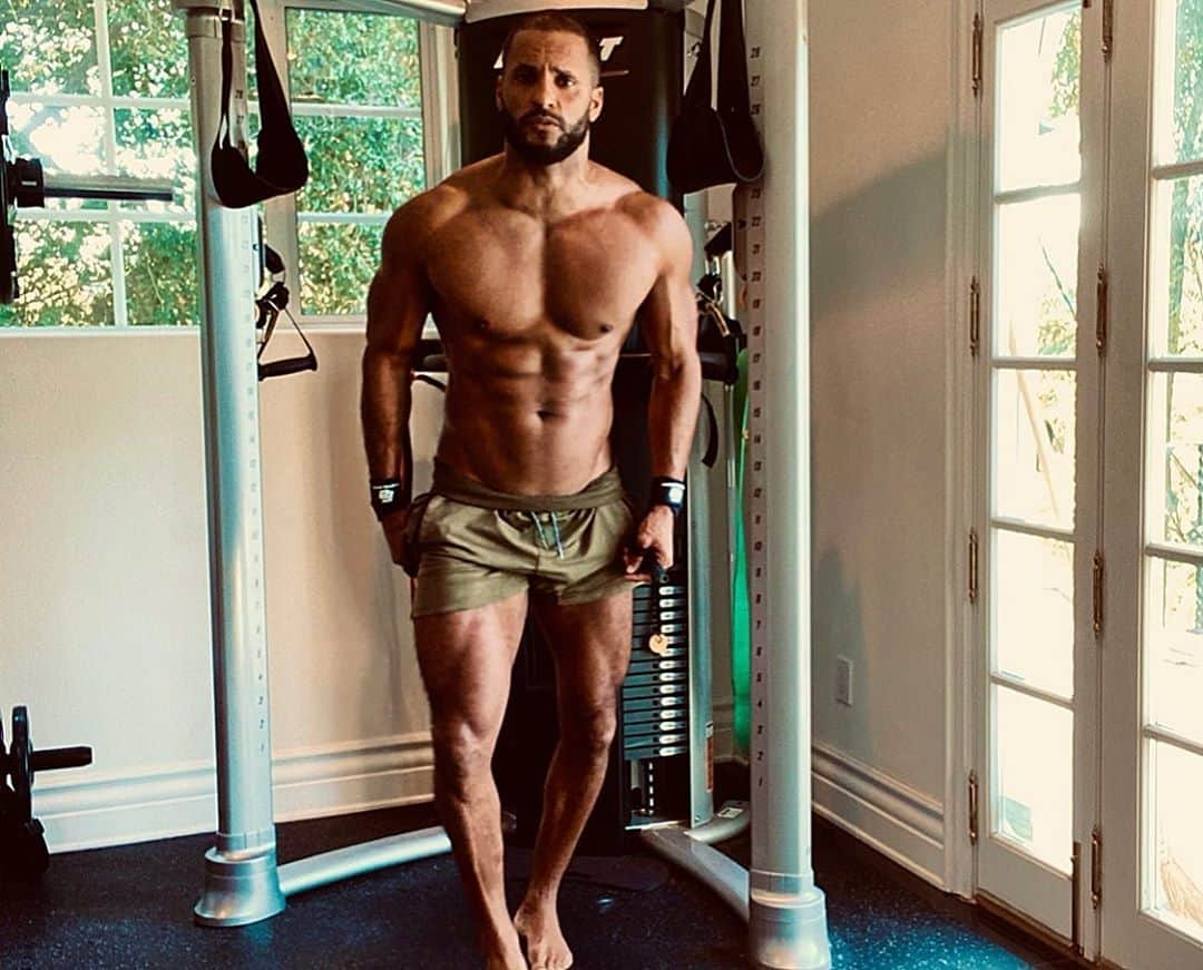 リッキー・ウィットルさんのインスタグラム写真 - (リッキー・ウィットルInstagram)「Happy #humpday I Tweaked my back over a month ago😫First day back today in the gym💪🏾🙌🏾 back to it and felt good. Meh that’s a straight up lie, I hated every minute of it. But that’s the point, you have to push through the obstacles and excuses,push yourself each day to be better than you were but it’s ok to start small. Each epic journey begins with one step,as long as you start you are moving forward, closer to your goals. I’m already in pain recovering curled up watching movies on the sofa as I shocked my muscles but pain is temporary and we go again tomorrow 💪🏾😫🙌🏾 #mensfitness #menshealth #gymlife #fitness #health #quarantine  Press campaign for #americangods season 3 starts soon so watch out for that and then no doubt get back into #shadowmoon shape for a season 4😏😉 so good to get a move on now so I can get back up to that big guy shape 💪🏾🙈😝💁🏾‍♂️ stay healthy out there, look after yourselves and each other, you got this💪🏾🙏🏾🙌🏾 sending all #awhittlelove today💕」8月27日 4時44分 - rickywhittle