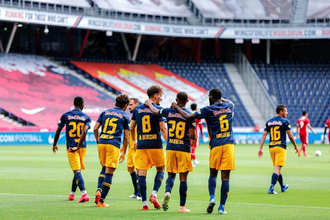 のインスタグラム：「Die Vorbereitungszeit endete mit einer super Präsentation der Mannschaft. Weiter gehts 💪 . . .  Pré-temporada encerrada com uma bela apresentação do time. Bora pra mais uma. 💪  #vorbereitung #pretemporada #freundschaftsspiel #amistoso #fcredbullsalzburg #vs #liverpool #redbullarena #triplebr #pumaultra」