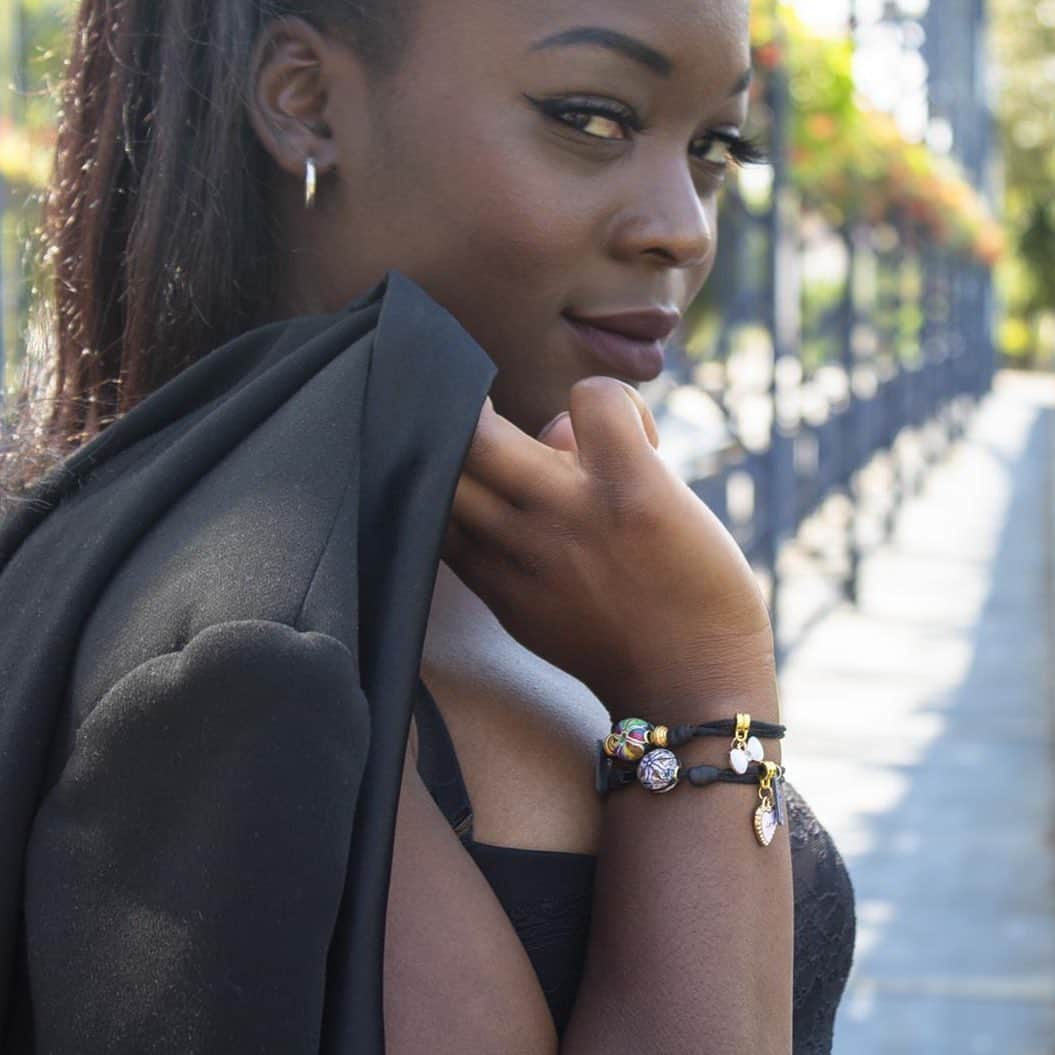 イレタ・シレテのインスタグラム：「Look into my eyes ... They always tell the truth 😏  📸: @tonio__4   #beauty #smile #model #girl #photoshoot #bracelet #mystery #black #blackgirlmagic #goodvibes #goodday #fun #brownskingirls #showgirl #makeup #whenyoutryblackyounevercomeback @fuziobracelet」