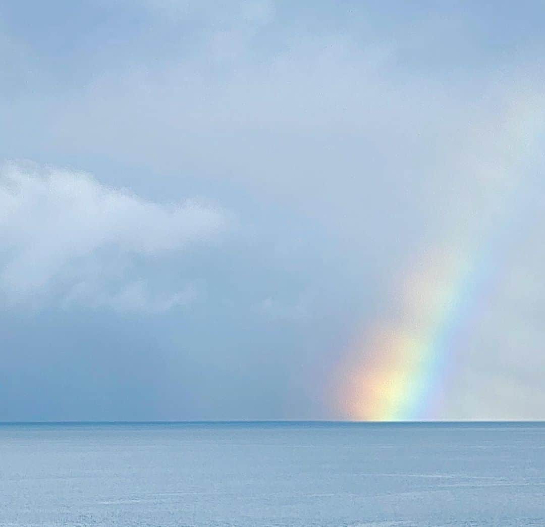 のインスタグラム：「虹の根元が水平線から生えておりました🌈  #虹 #rainbow #ocean  #rainbowontheocean」