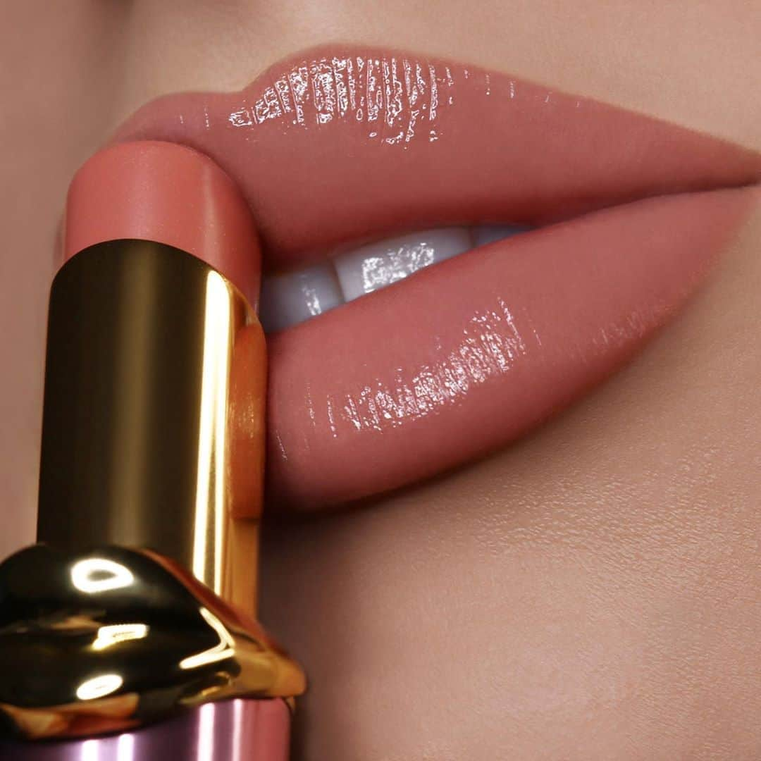 パット・マグラスさんのインスタグラム写真 - (パット・マグラスInstagram)「YOUR NEW NUDE ⚡️⚡️⚡️ Meet ‘NUDE VENUS’ a warm beige nude from the alluring array of *NEW* #LipFetish #Divinyl Lip Shines. Glossy lacquer finish meets a bouquet of rose-inspired colours in  decadent pink-and-gold bullet packaging ⚡️⚡️⚡️ Available now at PATMcGRATH.COM  👄: @claremacmua」8月27日 4時53分 - patmcgrathreal