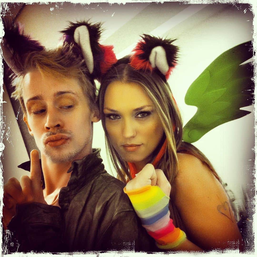 クレア・グラントさんのインスタグラム写真 - (クレア・グラントInstagram)「Happy birthday to my brother from another mother, @culkamania. Few are as genuine & kind as you. Even fewer step up to the plate to truly be there for others in tough times like you have been for me. But you are all of those things and more. You are an anomaly on this planet and no one could ever be as unique and original as you. Happy birthday, bunny buddy. 🐰」8月27日 4時50分 - claregrant