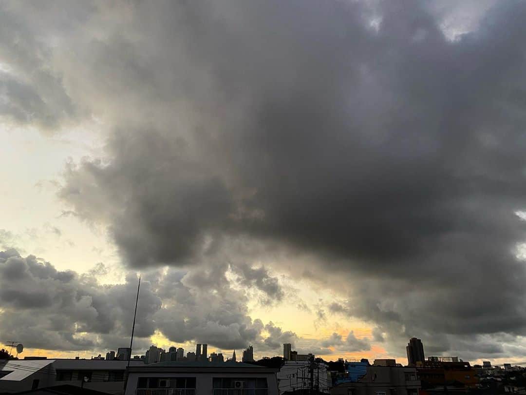 のインスタグラム：「写真だと分かりにくいんだけど、雨雲が怖すぎる！！なんか天から魔王が降りてきそうで圧倒されたよ。でも風があるのか流れが早くてすぐに移動しちゃったけど。  #cloud #sky #morning #蝕 #ゴッドハンド #降魔の儀」
