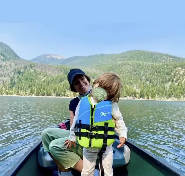 カーラ・ソウザのインスタグラム：「Entre puro hermoso paisaje pero lo único que puedo ver es a mi pulga preciosa! These gorgeous landscapes and all I can look at is my munchkin.」