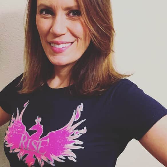 エミリー・スワローのインスタグラム：「Striking my best superhero-hands-on-hips-pose in support of @samsmithgrams’s campaign to benefit @equalhope_il, an organization working to save women's lives by eliminating health disparities. Rise with me #ForSam and get your tee at @shopstands! * * * #spnfamily #rise #becauseboobs #breastcancerawareness #standsisasuperherotoo」