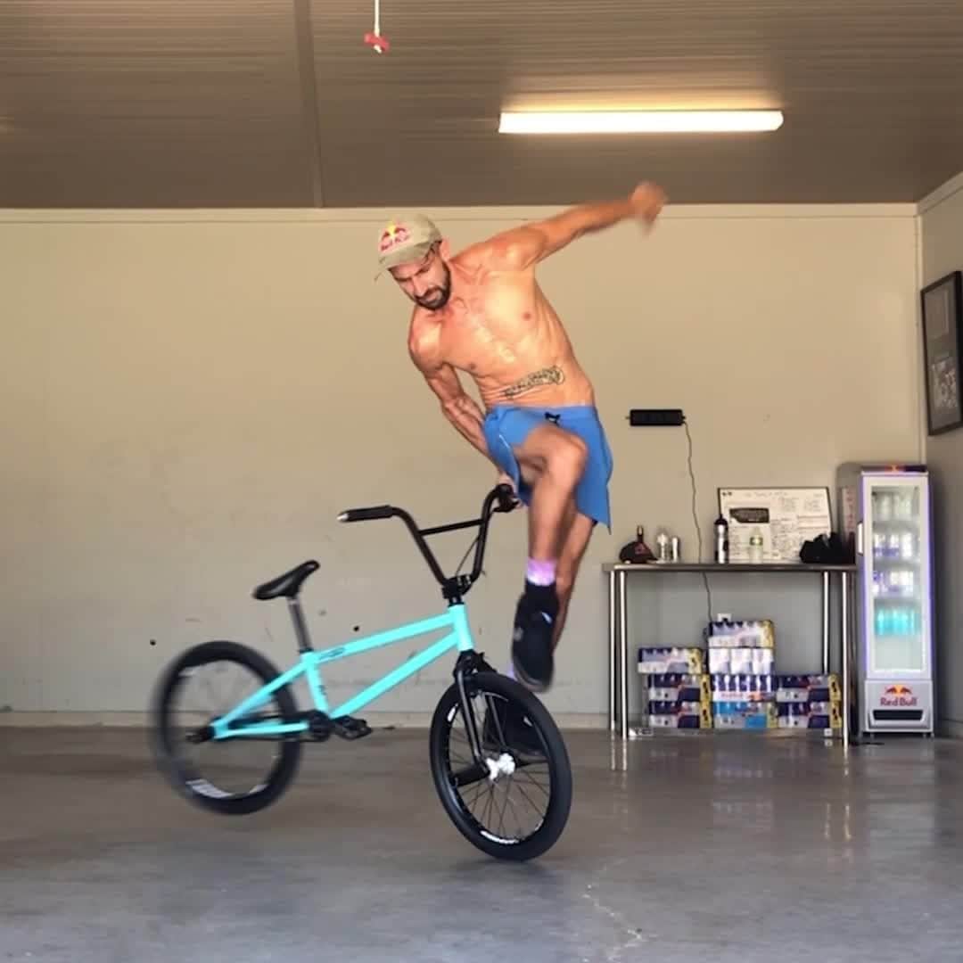 レッドブルのインスタグラム：「flatland king @terryadamsBMX putting in work 🔥   #bmx #bike #flatland #redbull #givesyouwingsbe」