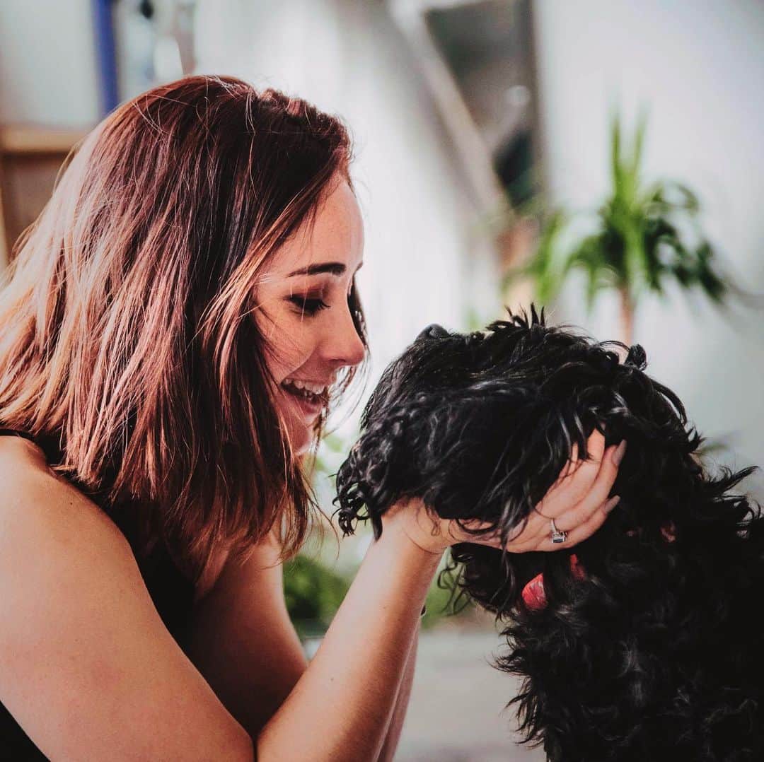 ケイトリン・オズモンドのインスタグラム：「#happyinternationaldogday !  I don’t know what I would do without my fluffy pooch. She’s my best friend and my best cuddle bear! Yeah she has her moments of driving me crazy!!!! But she’s always there when I need her most... especially if I have food!  • • • #loveher #dogsofınstagram #fluffball #petlife #doglover @nulopetfood #healthiertogether」