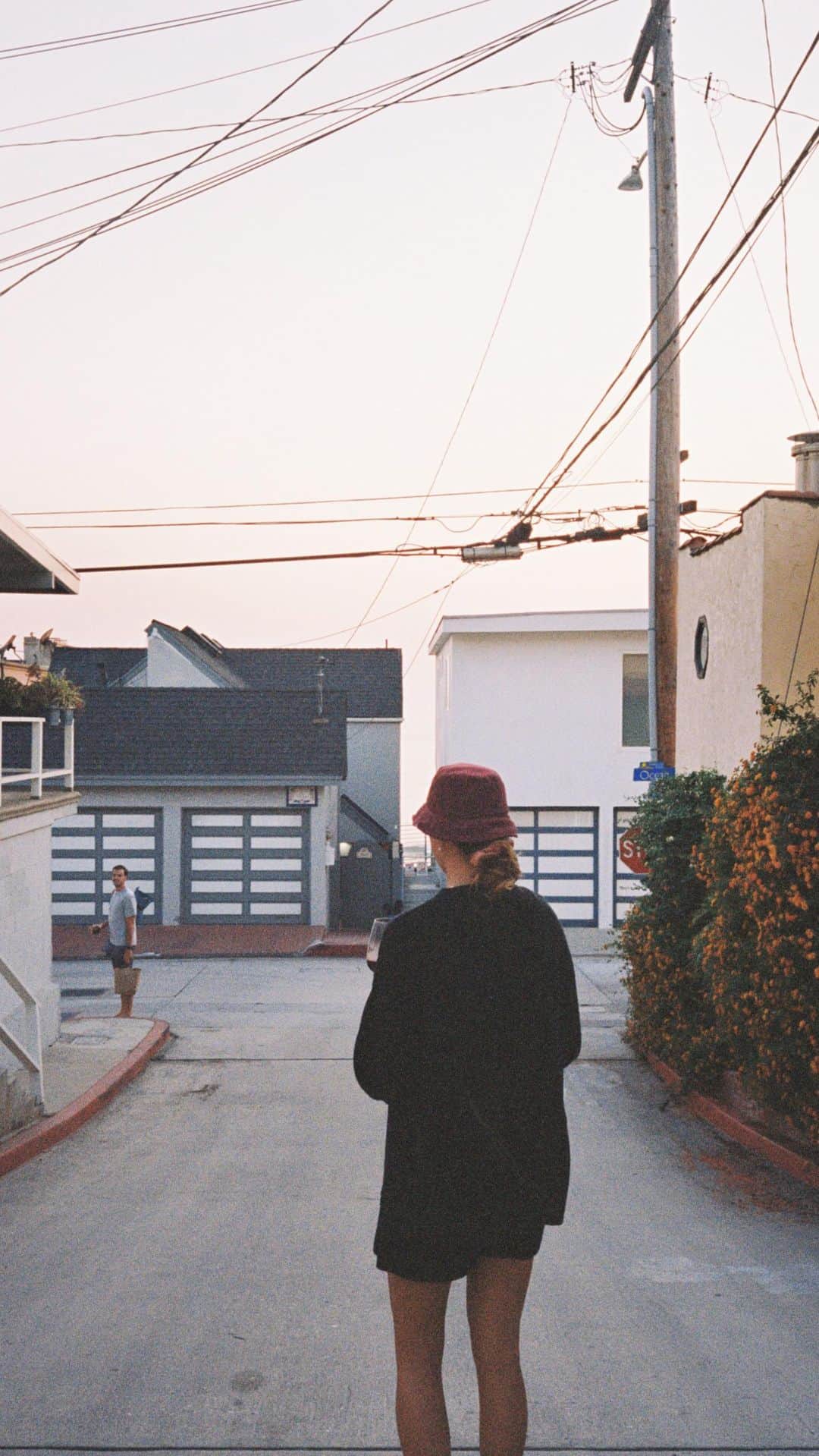 ケルシー・ロビンソンのインスタグラム：「Off day essentials include: bucket hat, exploring, and lots of ocean ✌🏼 . . #reels #reelsinstagram #california #film 📸 @handlost 💕 @bri」