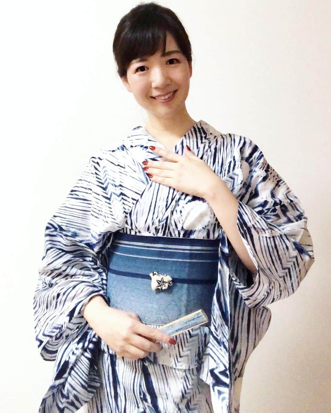 進藤やす子のインスタグラム：「✳︎ 今夏2回目の浴衣は #有松絞り （の嵐絞り）❤️ . この前は絵柄に赤が入ってる浴衣、今回は単色で赤ネイルが映える物を選んでみました〜☺️ . 浴衣って着こなしは自由だから人それぞれだけど、私は（いつもネイルはしてるので）ネイルはアリ、ジュエリーは一切ナシというルールにしています。 . そーして、今回の髪型は夜会巻き🌙 勿論ヘアセット＆メイクの専門店 @makeup_noble さんで😍  . いつもお任せなのでオーナーの石川さんが着る浴衣の雰囲気に合った髪型にしてくれるんです。ヘアセットも着付けもいつも素敵に仕上げてくれるので全幅の信頼を置いてます✨ . ちなみに千鳥型の帯留はもうかれこれ15、6年前、30歳くらいの時に京都の #おはりばこ で買ったもの。なかなか陽の目を見ず今回初登場！いい仕事をしてくれました😁 . . #浴衣 #着付け #ヘアセット専門店 #makeupnoble #高円寺」