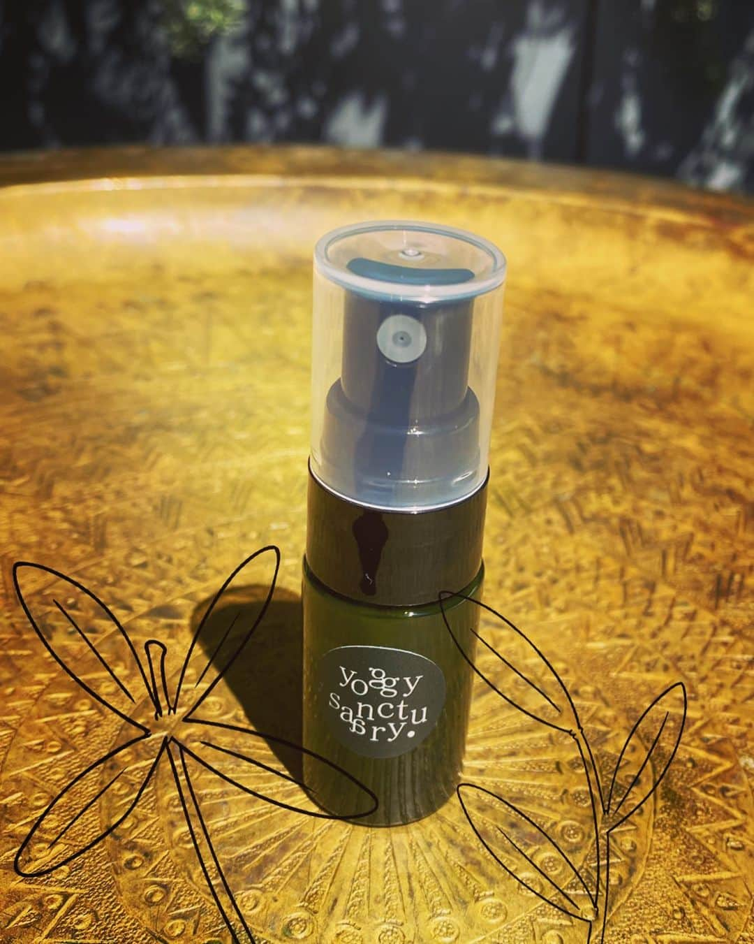 yoggy sanctuaryさんのインスタグラム写真 - (yoggy sanctuaryInstagram)「aromask用のaromaミストは この暑さの中、呼吸を促し 冷感作用をお楽しみいただける　 ライム、ユーカリレモン、ハッカ、 ペパーミント、ジュニパーの ブレンドで仕上げました。  夏になり冷感マスクによる 肌荒れやマスク蒸れによる トラブルもよく耳にします。  口元にあたる素材は、 オーガニックで優しく柔らかに マスクミストで 涼しさを促します。  オーガニックマスクと冷感アロマ とマスクポーチのセット  カラーも肌馴染みのよいものが 揃っているので、お出かけのときの お洋服にも合わせやすいです。  #マスク #mask #新しい暮らし  #アロマ #オーガニックコットンマスク  #maskmist #マスクスプレー  #yoggysanctuary」8月27日 10時50分 - yoggy_sanctuary