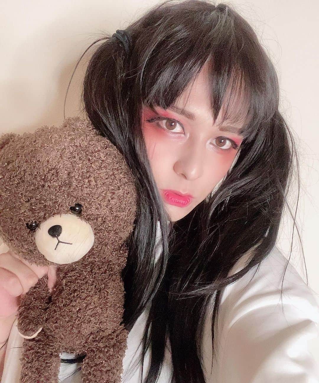 HIDEKiSMのインスタグラム：「地雷メイクしてみちゃった💄 地雷女ってちょっと癇に触ったら一瞬で吹っ飛ばしちゃう系女子ってことでしょ？  割といるわよね、そういう子。 私も昔、そうだった時あるわ。 遥か昔だけど。  けど不思議ね〜。歳を重ねてくると色んなものをどんどん削ぎ落として、シンプルで質の良いモノを求め始める。 地雷して爆発してる労力と時間がもったいないわって。 歳よね〜。 けどそんなシンプル志向になっていく自分が意外と好きだったりして。  この動画も爆笑必至よ💋 YouTube観てね🎥  #enviigabriella #hidekism #gay #lgbt #entertainment #オネエ #エンガブ #tokyo #japan  #makeup #youtube #地雷女 #地雷メイク #地雷系女子  #地雷系メイク  #地雷メイクやってみた」