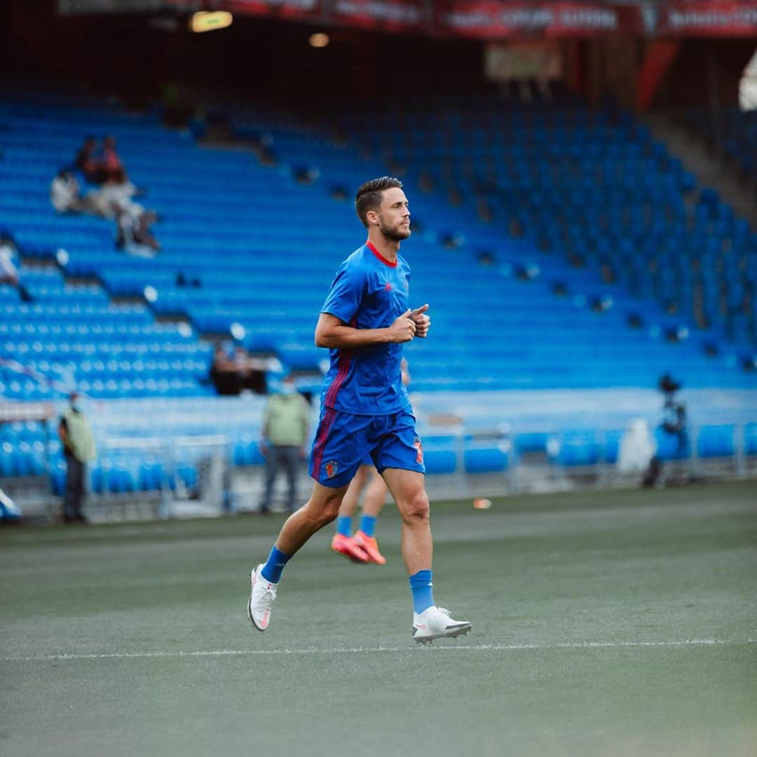 リッキー・ファン・ウォルフスウィンケルのインスタグラム：「On a sad note letting you all know that, after the upcoming final cup game on Sunday, my time at @fcbasel1893 is at its end.   My main focus right now is on the cup final this weekend.   Hop @fcbasel1893!」