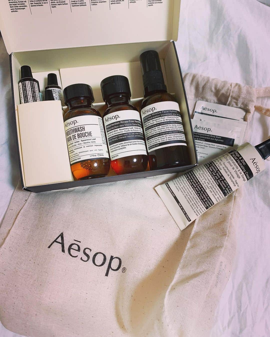 山崎はるかさんのインスタグラム写真 - (山崎はるかInstagram)「#今日の買い物 〜❤ × ずっと使っていた #aesop  のハイドレーションクリームの日焼け止めバージョンのビン詰めが廃盤…になったということで 新しいもの求めてたら色々買ってた🥺 ウッド系の匂い苦手だけどシトラス系とか優しいのはいい匂い〜 × × 夏物ラストを狙ってTシャツも❤ #undercover  ほんとハマりましま❤」8月27日 5時30分 - pyon.haruka.y